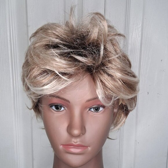 Wigyy Blonde Brown Ombre Wig Short Pixie Cut Synthetic Wig Bangs Daily Wear NEW - Picture 2 of 10